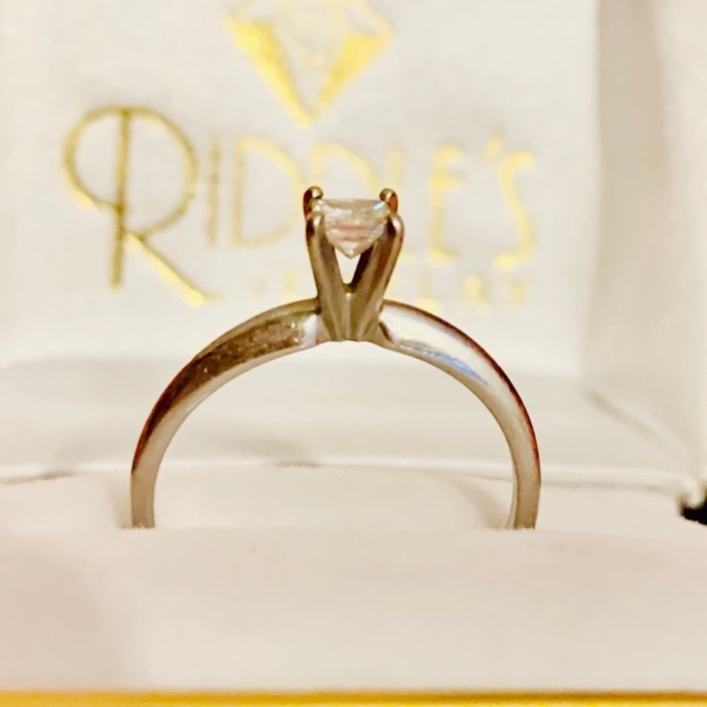 RIDDLES REAL DIAMOND Engagement ring